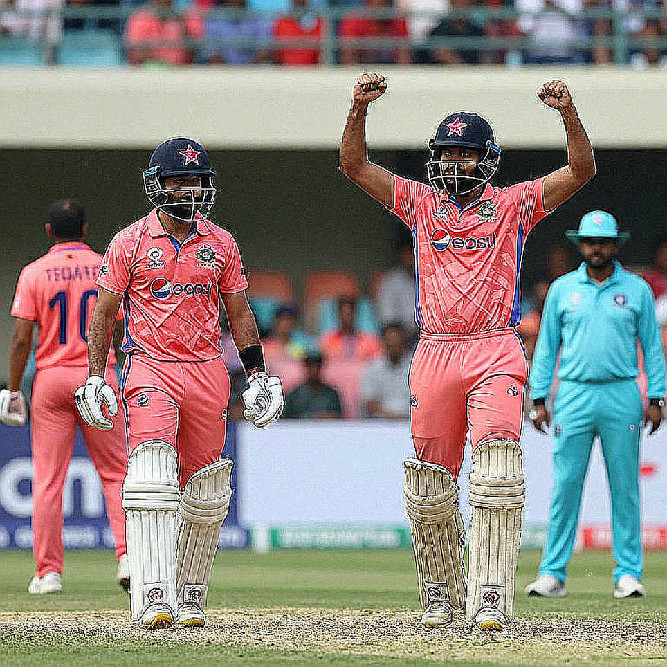কিশানের অ্যাডাক্টর, কুশাগ্রার গ্লাভস: ওয়েলিংটনে একটি টিম শিট যে তিনটি গল্প বলে